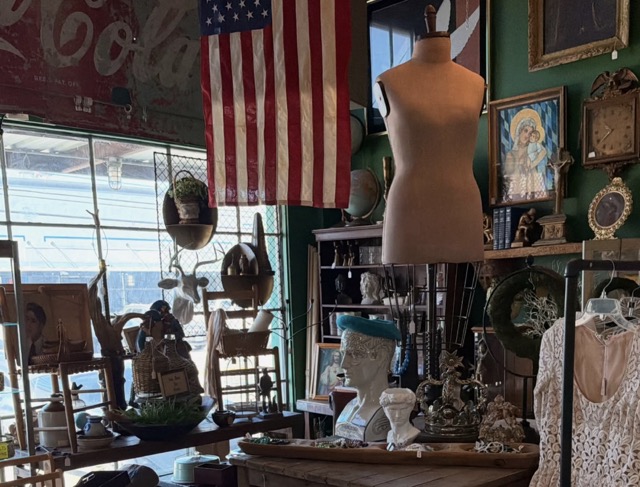 The Junction Antiques med